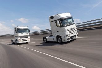Mercedes-Benz; Actros 1863 LS; 4x2; Sondermodell 20 Jahre Actros; OM 473 Euro VI mit 460 kW (625 PS); 15,6 L Hubraum; 2,5m GigaSpace-Fahrerhaus; Lackierung: diamantweiß metallic Mercedes-Benz; Actros 1863 LS; 4x2; Special Model 20 Years Actros; OM 473 Euro VI rated at 460 kW/625 hp; displacement 15.6 l; 2.5 m GigaSpace cabin; paintwork: diamond white metallic