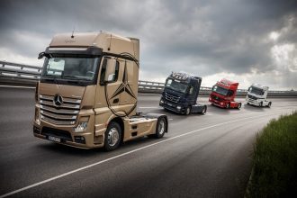 Mercedes-Benz; Actros Range (von links):  1863 LS; 4x2; New Actros (ab 2011); OM 473 Euro VI mit 460 kW  (625 PS); 15,6 L Hubraum; 2,5m GigaSpace-Fahrerhaus; Lackierung: champagner metallic;  1848 LS; 4x2; Actros 3 (ab 2008); OM 501 Euro V mit 350 kW (476 PS); 11,95 L Hubraum; Megaspace-Fahrerhaus; Lackierung: nautikblau metallic 1846 LS; 4x2; Actros 2 (ab 2003); OM 501 Euro V mit 335 kW (456 PS); 11,95 L Hubraum; L-Fahrerhaus; Lackierung: magmarot 1843 LS; 4x2; Actros 1 (ab 1996); OM 501 Euro III mit 315 kW (428 PS); 11,95 L Hubraum; Megaspace-Fahrerhaus; Lackierung: weiß  Mercedes-Benz; Actros range (from left): 1863 LS; 4x2; New Actros (from 2011); OM 473 Euro VI rated at  460 kW/625 hp; displacement 15.6 l; 2.5 m GigaSpace cabin; paintwork: champagner metallic  1848 LS; 4x2; Actros 3 (from 2008); OM 501 Euro V rated at 350 kW/476 hp; displacement 11.95 l; Megaspace cabin; paintwork: nautical blue metallic 1846 LS; 4x2; Actros 2 (from 2003); OM 501 Euro V rated at 335 kW/456 hp; displacement 11.95 l; L cabin; paintwork: magma red 1843 LS; 4x2; Actros 1 (from 1996); OM 501 Euro III rated at 315 kW/428 hp; displacement 11.95 l; Megaspace cabin; paintwork: white 