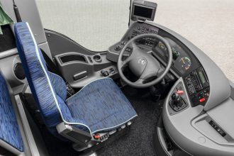 Mercedes-Benz Tourismo L; OM 470 mit 315 kW/428 PS; 10,7 L Hubraum, 8-Gang Mercedes-Benz GO 250-8 PowerShift; Länge/Breite/Höhe: 13.990/2.550/3.620 mm; Lackierung: Königsblau-Metallic; Bestuhlung: 1/52; Sitzbezüge: Oslo Blue Green; Vorhänge: Dunkelgrün Mercedes-Benz Tourismo L; OM 470 rated at 315 kW/428 hp; 10.7 l displacement, 8-speed Mercedes-Benz GO 250-8 PowerShift; length/width/height: 13,990/2550/3620 mm; paintwork: royal blue metallic; seating: 1/52; seat covers: Oslo blue green; curtains: dark green