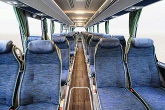 Mercedes-Benz Tourismo L; OM 470 mit 315 kW/428 PS; 10,7 L Hubraum, 8-Gang Mercedes-Benz GO 250-8 PowerShift; Länge/Breite/Höhe: 13.990/2.550/3.620 mm; Lackierung: Königsblau-Metallic; Bestuhlung: 1/52; Sitzbezüge: Oslo Blue Green; Vorhänge: Dunkelgrün Mercedes-Benz Tourismo L; OM 470 rated at 315 kW/428 hp; 10.7 l displacement, 8-speed Mercedes-Benz GO 250-8 PowerShift; length/width/height: 13,990/2550/3620 mm; paintwork: royal blue metallic; seating: 1/52; seat covers: Oslo blue green; curtains: dark green