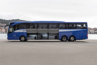 Mercedes-Benz Tourismo L; OM 470 mit 315 kW/428 PS; 10,7 L Hubraum, 8-Gang Mercedes-Benz GO 250-8 PowerShift; Länge/Breite/Höhe: 13.990/2.550/3.620 mm; Lackierung: Königsblau-Metallic; Bestuhlung: 1/52; Sitzbezüge: Oslo Blue Green; Vorhänge: Dunkelgrün Mercedes-Benz Tourismo L; OM 470 rated at 315 kW/428 hp; 10.7 l displacement, 8-speed Mercedes-Benz GO 250-8 PowerShift; length/width/height: 13,990/2550/3620 mm; paintwork: royal blue metallic; seating: 1/52; seat covers: Oslo blue green; curtains: dark green