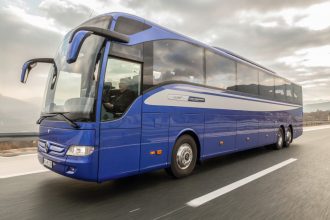 Mercedes-Benz Tourismo L; OM 470 mit 315 kW/428 PS; 10,7 L Hubraum, 8-Gang Mercedes-Benz GO 250-8 PowerShift; Länge/Breite/Höhe: 13.990/2.550/3.620 mm; Lackierung: Königsblau-Metallic; Bestuhlung: 1/52; Sitzbezüge: Oslo Blue Green; Vorhänge: Dunkelgrün Mercedes-Benz Tourismo L; OM 470 rated at 315 kW/428 hp; 10.7 l displacement, 8-speed Mercedes-Benz GO 250-8 PowerShift; length/width/height: 13,990/2550/3620 mm; paintwork: royal blue metallic; seating: 1/52; seat covers: Oslo blue green; curtains: dark green