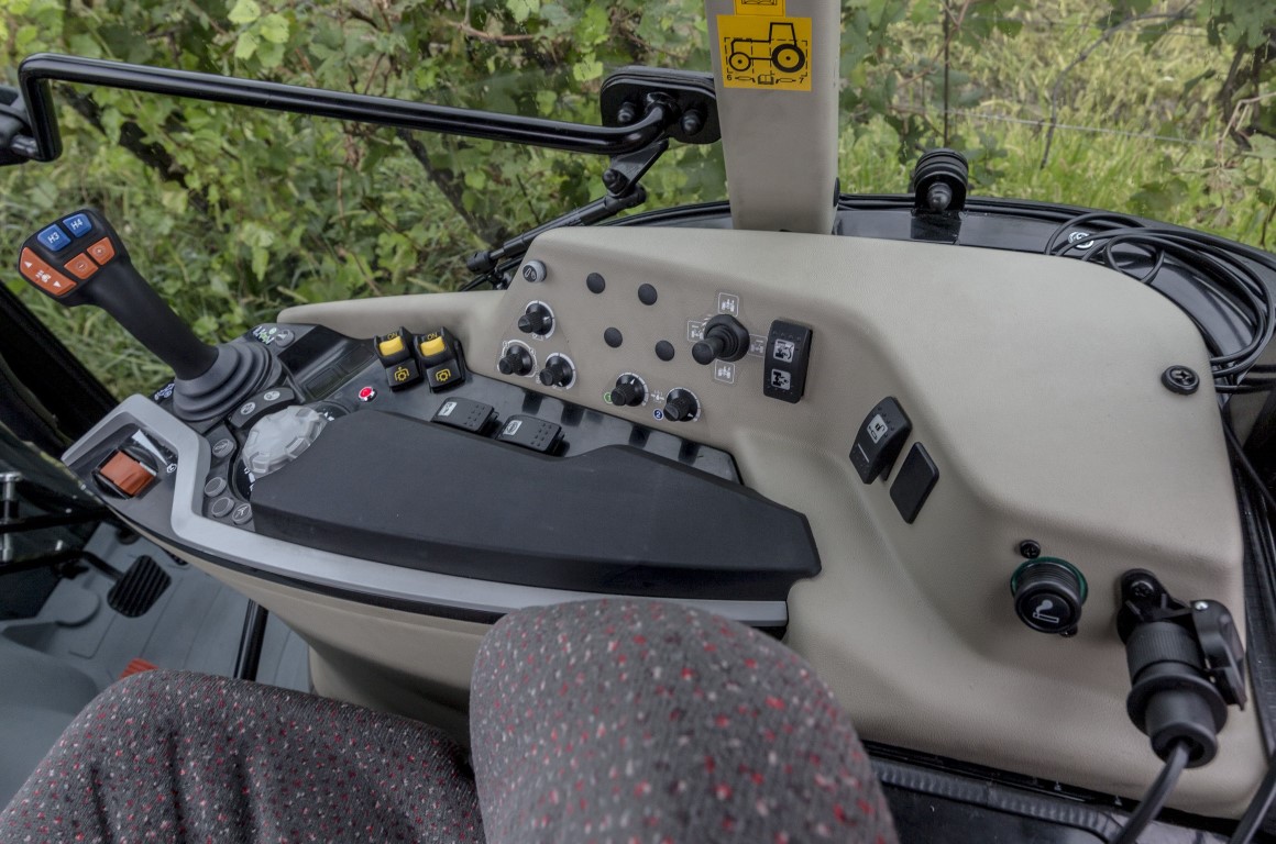 mf3710s_tractor_details_it_0917_8404_137449 (1) (Medium)
