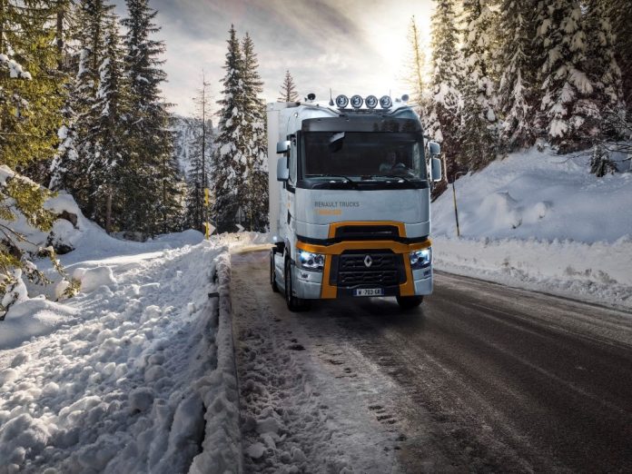 renault-trucks-t-high-en-roulage-sur-une-route-enneigee_38471 (Medium)