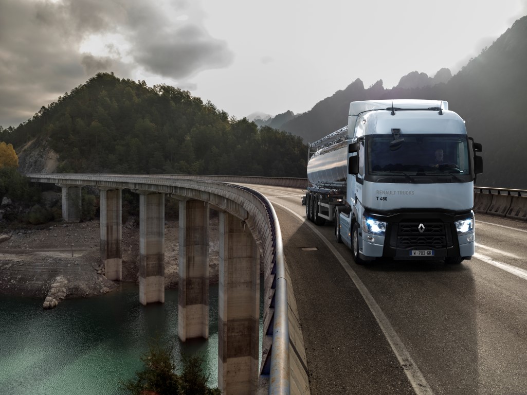 renault-trucks-t-optifuel-en-roulage-sur-un-viaduc_38469 (Medium)