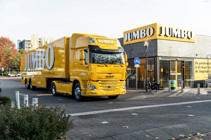 Jumbo-takes-delivery-of-first-DAF-CF-Electric-03 (Medium)