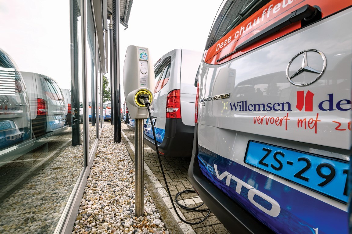 Großauftrag: 80 eVito Tourer für Flottenbetreiber Willemsen-de Koning aus den Niederlanden;Stromverbrauch kombiniert: 24,2 - 20,2 kWh/100 km; CO2-Emissionen kombiniert: 0 g/km* Large order: 80 eVito Tourer for fleet operator Willemsen-de Koning from the Netherlands;Electricity consumption combined: 24.2 – 20.2 kWh/100 km; CO2-emissions combined: 0 g/km*