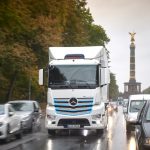 Der schwere Lkw Mercedes-Benz eActros mit einer Reichweite von bis zu 200 km ist im Rahmen der eActros „Innovationsflotte“ im intensiven Kundeneinsatz in Deutschland und der Schweiz. 

The Mercedes-Benz eActros heavy-duty truck, with a range of up to 200 km, is in intensive use by customers in Germany and Switzerland as part of the eActros “innovation fleet".