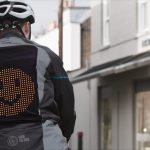 Το νέο Emoji Jacket της Ford βοηθά ποδηλάτες και οδηγούς να “Μοιράζονται το Δρόμο” με λιγότερες εντάσεις – και περισσότερη ασφάλεια