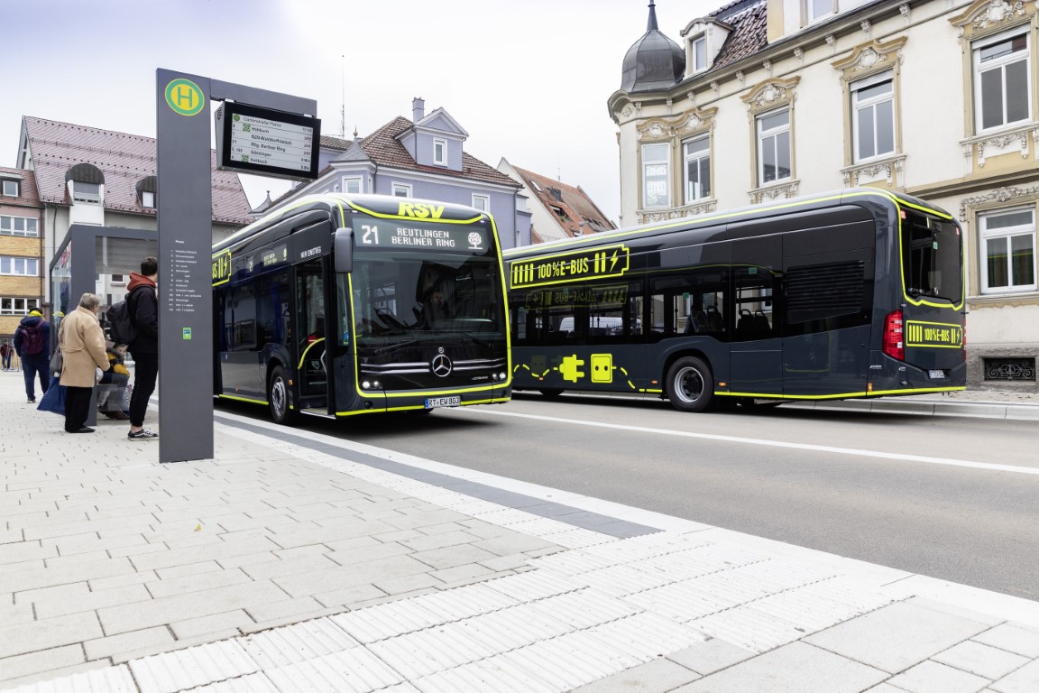 Die neuen eCitaro der Reutlinger Stadtverkehrsgesellschaft (RSV) bewähren sich bereits im Testeinsatz. The new eCitaro buses at Reutlinger Stadtverkehrsgesellschaft (RSV) have already proven themselves in test operations.