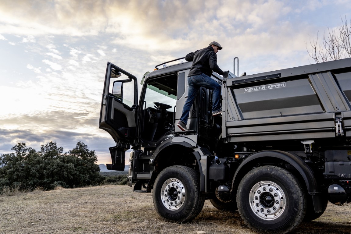 A wide step plate and a long handrail on the roof of the new NN cab offer a safe view on the body of construction vehicles. Eine breite Trittplatte und ein langer Handlauf auf dem Dach stellen einen sicheren Bauaufstieg an der neuen NN-Kabine des neuen MAN TGS dar.
