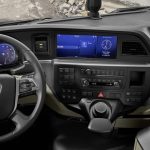 Armaturentafel in der NN-Kabine der neuen MAN TGS mit MAN SmartSelect, elektrischer Feststellbremse, digitales Kombiinstrument und 12,3-Zoll-Display für exzellenten  Dashboard in the NN cabin of the new MAN TGS with MAN SmartSelect, electric parking brake, digital instrument cluster and 12.3-inch display for excellent ease of use, easy operation and optimal readability of all information..
Bedienkomfort, leichte Erreichbarkeit und optimale Ablesbarkeit aller Informationen.