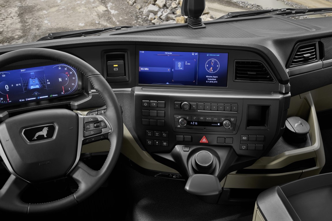 Armaturentafel in der NN-Kabine der neuen MAN TGS mit MAN SmartSelect, elektrischer Feststellbremse, digitales Kombiinstrument und 12,3-Zoll-Display für exzellenten Dashboard in the NN cabin of the new MAN TGS with MAN SmartSelect, electric parking brake, digital instrument cluster and 12.3-inch display for excellent ease of use, easy operation and optimal readability of all information.. Bedienkomfort, leichte Erreichbarkeit und optimale Ablesbarkeit aller Informationen.