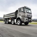 The new MAN TGS series starts at 18 tons gross vehicle weight and has two-, three- and four-axle models in its range.
Die neue MAN-Baureihe TGS beginnt bei 18 Tonnen zulässigem Gesamtgewicht und hat Zwei-, Drei- und Vierachser im Programm.