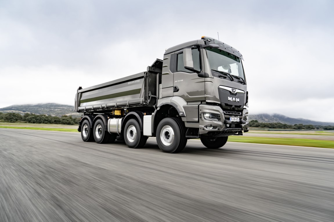 The new MAN TGS series starts at 18 tons gross vehicle weight and has two-, three- and four-axle models in its range. Die neue MAN-Baureihe TGS beginnt bei 18 Tonnen zulässigem Gesamtgewicht und hat Zwei-, Drei- und Vierachser im Programm.