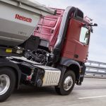 Mercedes-Benz Arocs 1845 LS 4x2, Exterieur, antikrot metallic, L-Fahrerhaus, ClassicSpace, OM 471 Euro VI mit 330 kW (449 PS), 12,8 L Hubraum, 12-Gang Mercedes PowerShift 3, Hydraulik Auxiliary Drive, Spurhalte-Assis tent, Stabilitätsregel-Assistent, Aufmerksamkeits-Assistent, MirrorCam, Multimedia Cockpit, Predictive Powertrain Control, BiXenon-Scheinwerfer. 

Mercedes-Benz Arocs 1845 LS 4x2, Exterior, antique red metallic, L-Cab, ClassicSpace, OM 471 Euro VI rated at 330 kW/449 hp, displacement 12.8 l, 12-speed Mercedes PowerShift transmission 3, Hydraulik Auxiliary Drive, Lane Keeping Assist, Stability Assist, Attention Assist, MirrorCam, Multimedia Cockpit, Predictive Powertrain Control, BiXenon headlamps.