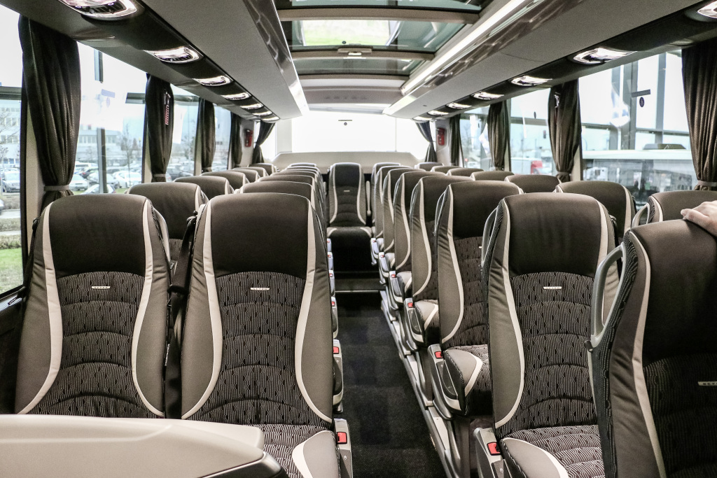 Die S 516 HDH sind mit hochwertigen Sitzen des Typs Setra Voyage Ambassador ausgestattet. The S 516 HDH models are equipped with high-class Setra Voyage Ambassador seats.