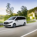 Der neue Mercedes-Benz EQV - Exterieur, Bergkristallweiß metallic, Black Panel-Kühlergrill mit Chromlamellen;Stromverbrauch kombiniert: 27,0 kWh/100 km; CO2-Emissionen kombiniert: 0 g/km*, Angaben vorläufig

The new Mercedes-Benz EQV – Exterior, Mountain crystal white metallic, black panel radiator grille with chrome fins;combined power consumption: 27.0 kWh/100 km; combined CO2 emissions: 0 g/km*, provisional figures