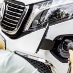 Der neue Mercedes-Benz EQV - Exterieur, Bergkristallweiß metallic, Black Panel-Kühlergrill mit Chromlamellen, Ladeanschluss im Stoßfänger;Stromverbrauch kombiniert: 27,0 kWh/100 km; CO2-Emissionen kombiniert: 0 g/km*, Angaben vorläufig

The new Mercedes-Benz EQV – Exterior, Mountain crystal white metallic, black panel radiator grille with chrome fins, charging connection in the bumper;combined power consumption: 27.0 kWh/100 km; combined CO2 emissions: 0 g/km*, provisional figures