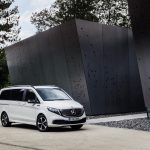 Der neue Mercedes-Benz EQV - Exterieur, Bergkristallweiß metallic, Black Panel-Kühlergrill mit Chromlamellen;Stromverbrauch kombiniert: 27,0 kWh/100 km; CO2-Emissionen kombiniert: 0 g/km*, Angaben vorläufigThe new Mercedes-Benz EQV – Exterior, Mountain crystal white metallic, black panel radiator grille with chrome fins;Combined power consumption: 27.0 kWh/100 km; combined CO2 emissions: 0 g/km, provisional figures