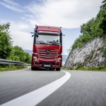 Nachhaltige Verbrauchssenkung für Actros und Arocs durch überarbeitete Tempomat- und Getriebesteuerung Predictive Powertrain Control (PPC) – jetzt auch auf Landstraßen 

Sustainable reduction in fuel consumption for Actros and Arocs thanks to the improved cruise control and transmission control system Predictive Powertrain Control (PPC) – now on rural roads too