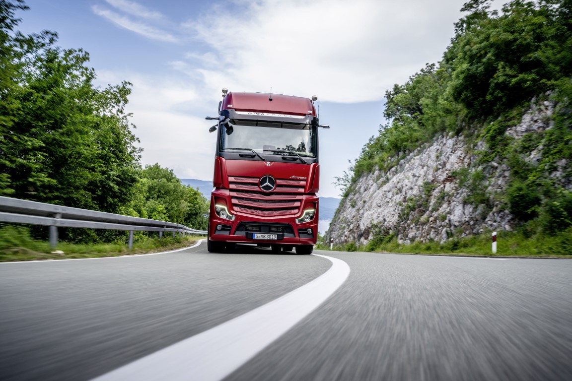 Nachhaltige Verbrauchssenkung für Actros und Arocs durch überarbeitete Tempomat- und Getriebesteuerung Predictive Powertrain Control (PPC) – jetzt auch auf Landstraßen Sustainable reduction in fuel consumption for Actros and Arocs thanks to the improved cruise control and transmission control system Predictive Powertrain Control (PPC) – now on rural roads too