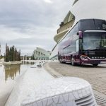 Setra S 531 DT TopClass 500, Exterieur, Viola Pyxis Metallic, OM 471 mit 375 kW (510 PS), 12,8 L Hubraum, 8-Gang Mercedes PowerShift, Active Brake Assist 4, Sideguard Assist, LED-Scheinwerfer, Länge/Breite/Höhe: 14.000/2.550/4.000 mm, Bestuhlung: 1/78. 

Setra S 531 DT TopClass 500, Exterior, Viola Pyxis Metallic, OM 471 rated at 375 kW/510 hp, displacement 12.8 l, 8-speed Mercedes PowerShift transmission, Active Brake Assist 4, Sideguard Assist, LED Headlamps, length/width/height: 14000/2550/4000 mm, seating: 1/78.