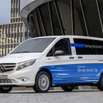 Mercedes-Benz eVito Tourer mit vollelektrischem Antrieb, Exterieur, 85 kW, bis zu 300 Nm, Batteriekapazität: 41 kWh, Länge/Breite/Höhe: 5.140/1.928/1.945  mm, Radstand: 3.200 mm, Beförderungskapazität: 1/7 

Mercedes-Benz eVito Tourer with all-electric drive, exterior, 85 kW, up to 300 Nm, battery capacity: 41 kWh, length/width/height: 5140/1928/1945 mm, wheelbase: 3200 mm, passenger capacity: 1/7.