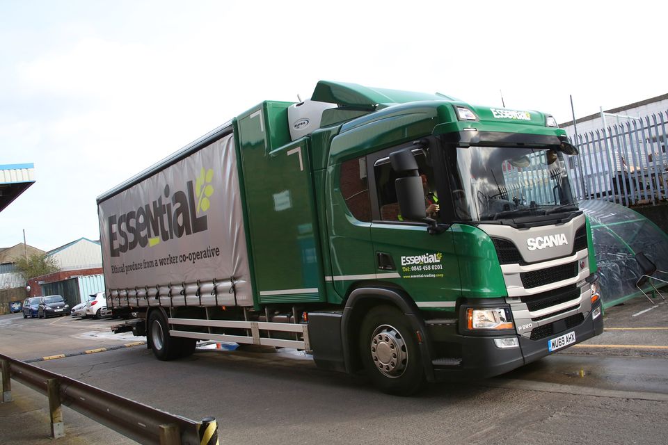 Scania P 220 με αμάξωμα κουρτίνα-ψυγείο! (1)