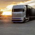 Mit dem Mercedes-Benz GenH2 Truck präsentiert Daimler Trucks sein Konzept für ein brennstoffzellenbetriebenes Langstreckenfahrzeug für flexible und anspruchsvolle Einsätze mit Blick auf Strecken, Entfernungen und Nutzlast. Start der Serienproduktion ist für die zweite Hälfte der 2020er Jahre geplant. 

With the Mercedes-Benz GenH2 Truck Daimler Trucks presents its concept for a fuel cell powered long-haul vehicle for flexible and demanding operations in terms of routes, distances and payload. Series production start of the GenH2 truck is planned for the second half of the 2020s.