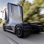 Mit dem Mercedes-Benz GenH2 Truck präsentiert Daimler Trucks sein Konzept für ein brennstoffzellenbetriebenes Langstreckenfahrzeug für flexible und anspruchsvolle Einsätze mit Blick auf Strecken, Entfernungen und Nutzlast. Start der Serienproduktion ist für die zweite Hälfte der 2020er Jahre  geplant. With the Mercedes-Benz GenH2 Truck Daimler Trucks presents its concept for a fuel cell powered long-haul vehicle for flexible and demanding operations in terms of routes, distances and payload. Series production start of the GenH2 truck is planned for the second half of the 2020s.