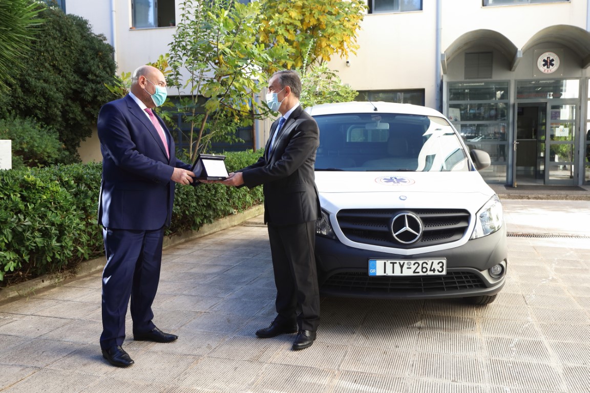 Ο Πρόεδρος του Εθνικού Κέντρου Άμεσης Βοήθειας κος Nικόλαος Παπαευσταθίου (αριστερά) παραδίδει πλακέτα στον Πρόεδρο και Διευθύνοντα Σύμβουλο της Mercedes-Benz Ελλάς κο Ι. Καλλίγερο (δεξιά) μετά την υπογραφή της πράξης αποδοχής της δωρεάς.