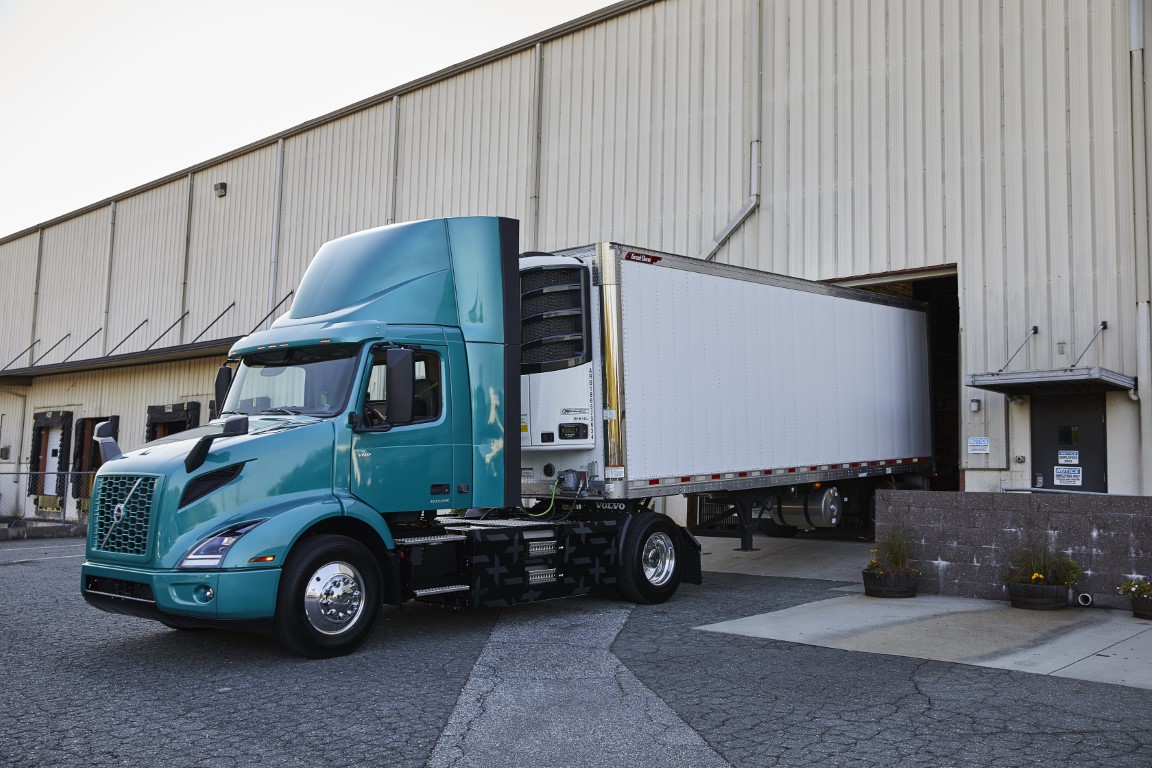 Volvo Trucks Ξεκινάει στην Β. Αμερική την εμπορική διάθεση του ηλεκτρικού VNR