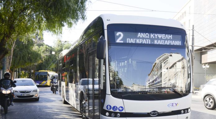 Δοκιμαστική διαδρομή με ηλεκτροκίνητο λεωφορείο πραγματοποίησε ο Υπ. Υποδομών και Μεταφορών