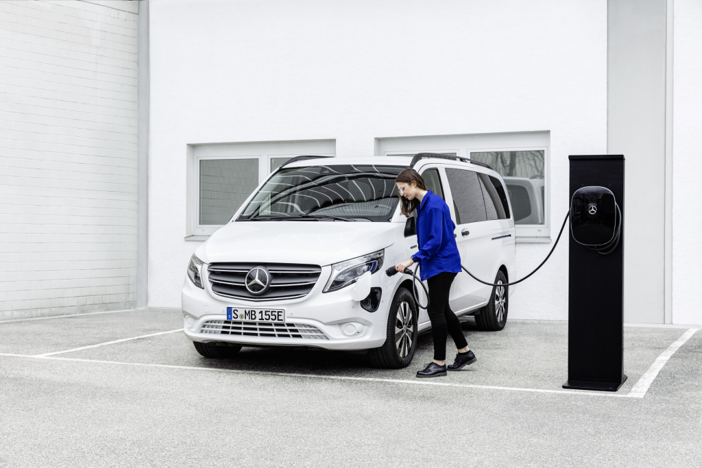 Weitere Mercedes-Benz eVito Tourer s Sicherheitsfeature zum Jubiläum: Seit 25 Jahren ein verlässlicher Partner: der Mercedes-Benz VitoYet another safety feature to mark the anniversary: A reliable partner for 25 years: the Mercedes-Benz Vito
