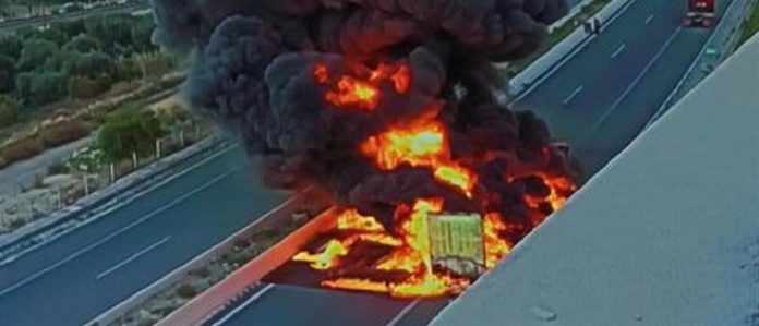 Φορτηγό λαμπάδιασε στην Ε.Ο Κορίνθου – Πατρών (1)