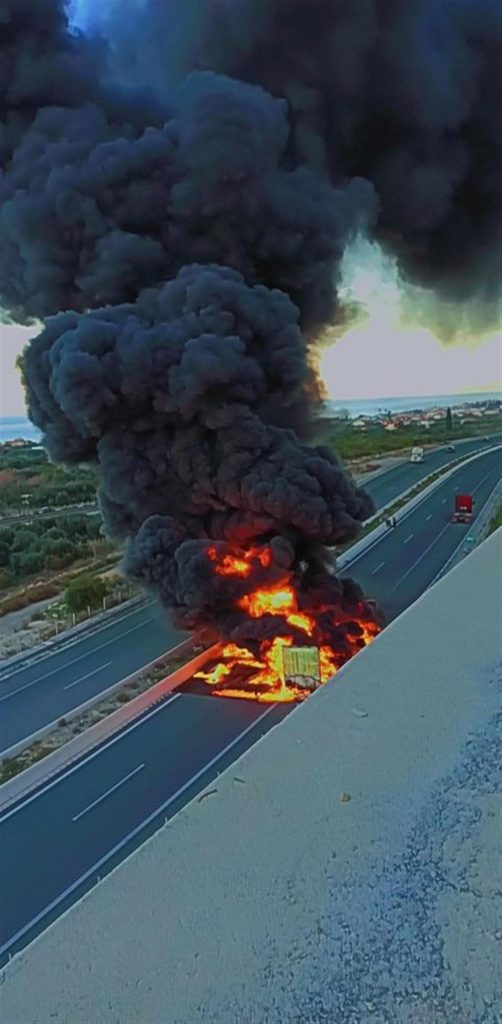 Φορτηγό λαμπάδιασε στην Ε.Ο Κορίνθου – Πατρών (2)