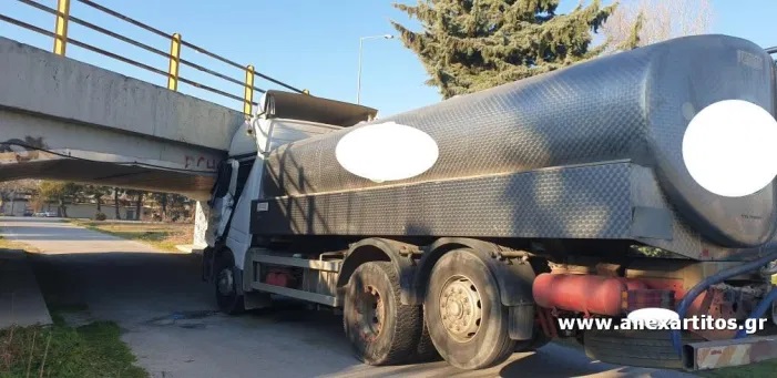 φορτηγο-σφηνωσε-γέφυρα