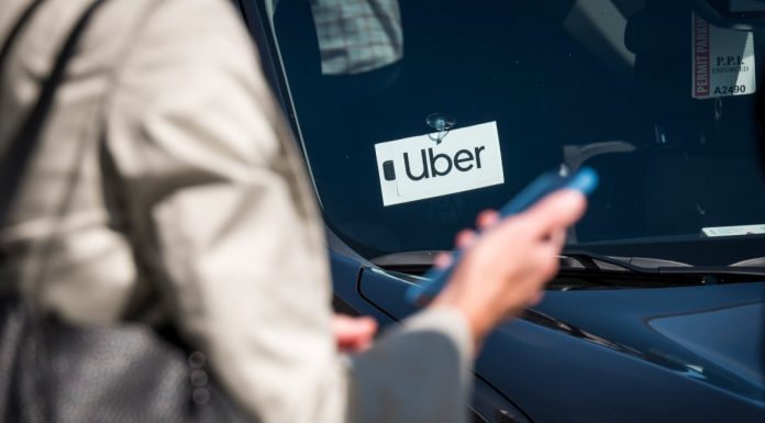 Uber: Με βίαιες και παράνομες μεθόδους επιχείρησε να επιβληθεί στην αγορά