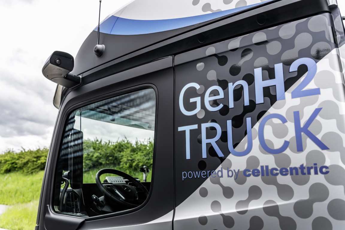 Daimler Trucks startet intensive Tests seines Brennstoffzellen-LkwDaimler Trucks begins rigorous testing of its fuel-cell truck