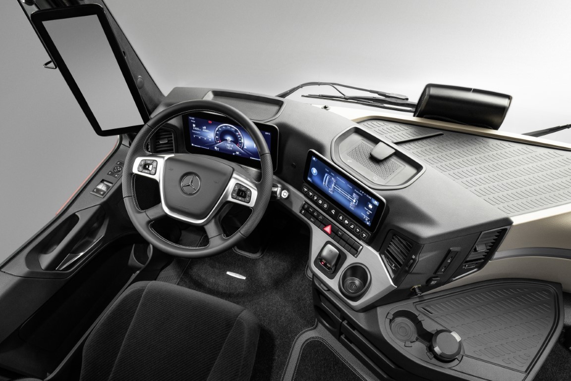 Actros L 1853 LS 4X2, GigaSpace, MirrorCam, Multimedia Cockpit interactive, Active Brake Assist 5, NEU: Actros L-Schriftzug, Geräusch- und Wärmeisolierung Fahrerhaus, LED-Blinker in Lichtsignatur, LED-Hauptscheinwerfer, Sitzkasten niedrig, 40mm abgesenkt, neuer Sitzbezug, neue Türinnenverkleidung, Matratzentopper für Komfortbett unten, Eco-Support Anzeige im Multimedia Cockpit interactive, Active Drive Assist 2, Active Side Guard Assist Actros L 1853 LS 4X2, GigaSpace, MirrorCam, Multimedia Cockpit, interactive, Active Brake Assist 5, NEW: Actros L-emblem, Noise and heat insulation of cab, LED turn signals in light signature, LED main headlamps, Seat base, low, 40mm lower, new seat cover, new interior door trim, Mattress topper for lower comfort bed, Eco-Support display in Multimedia Cockpit, interactive, Active Drive Assist 2, Active Sideguard Assist