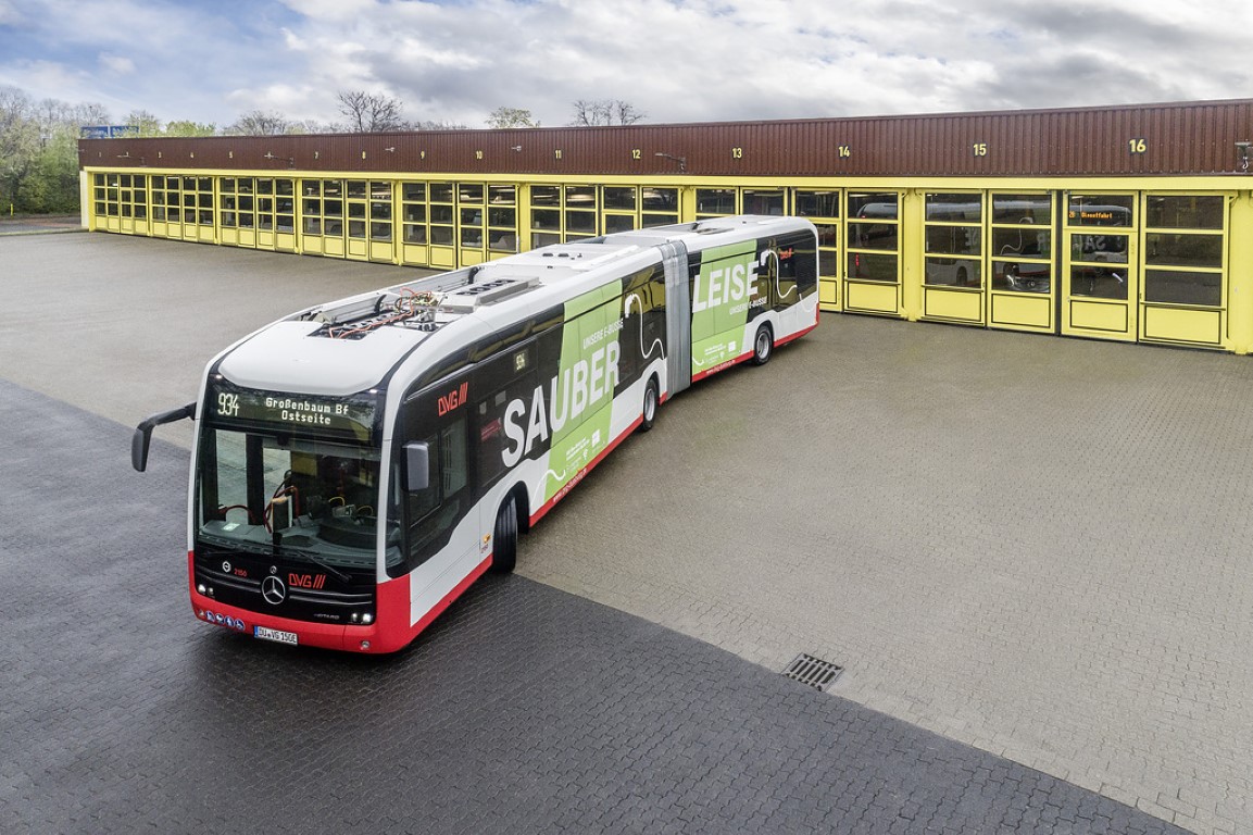 Mercedes-Benz eCitaro G mit vollelektrischem Antrieb, Dreitürer, Duisburger Verkehrsgesellschaft AG, Exterieur, rot-weiß, 2 x elektrischer Radnabenmotor, 2 x 125 kW, 2 x 485 Nm, 10 HV-Batterie Baugruppen, 330 kWh Gesamtkapazität, Preventive Brake Assist, Sideguard Assist, Länge/Breite/Höhe: 18.125 /2.550/3.400 mm, Beförderungskapazität: max. 1/130 Mercedes-Benz eCitaro with all-electric drive, three-door, Duisburger Verkehrsgesellschaft AG, exterior, red-white, 2 x electric hub motor, 2 x 125 kW, 2 x 485 Nm, 10 HV battery modules, total capacity of 330 kWh, Preventive Brake Assist, Sideguard Assist, length/width/height: 18125/2550/3400 mm, passenger capacity: max. 1/130.