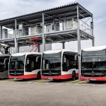 Neue zentrale Stromtankstelle im Omnibuswerk Mannheim für Mercedes-Benz eCitaro mit vollelektrischem Antrieb, Anschlussleistung: 1,2 Megawatt, 4 Stellplätze für Steckerladung, Pantograf und Ladeschiene 

New central electric charging station for the Mercedes-Benz eCitaro with all-electric drive at the Mannheim bus works, Connection power of 1.2 megawatts, four parking bays for charging via cable, pantograph and charging rail.