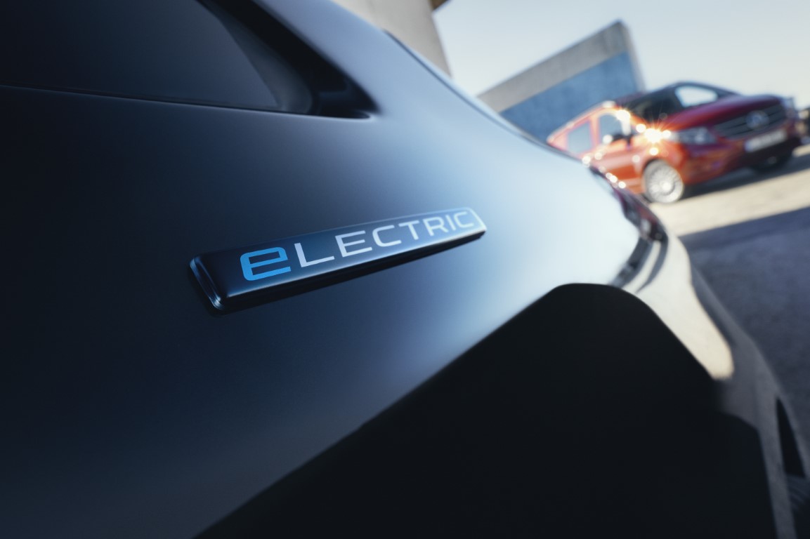 2022 / Electric Commercial Vans / Sideshot 08 / eVito Tourer / eVito Panel Van / RGB