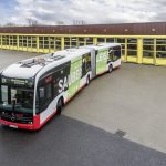 Mercedes-Benz eCitaro G mit vollelektrischem Antrieb, Dreitürer, Duisburger Verkehrsgesellschaft AG, Exterieur, rot-weiß, 2 x elektrischer Radnabenmotor, 2 x 125 kW, 2 x 485 Nm, 10 HV-Batterie Baugruppen, 330 kWh Gesamtkapazität, Preventive Brake Assist, Sideguard Assist, Länge/Breite/Höhe: 18.125 /2.550/3.400 mm, Beförderungskapazität: max. 1/130 Mercedes-Benz eCitaro with all-electric drive, three-door, Duisburger Verkehrsgesellschaft AG, exterior, red-white, 2 x electric hub motor, 2 x 125 kW, 2 x 485 Nm, 10 HV battery modules, total capacity of 330 kWh, Preventive Brake Assist, Sideguard Assist, length/width/height: 18125/2550/3400 mm, passenger capacity: max. 1/130.