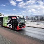 Mercedes-Benz eCitaro G mit vollelektrischem Antrieb, Dreitürer, Duisburger Verkehrsgesellschaft AG, Exterieur, rot-weiß, 2 x elektrischer Radnabenmotor, 2 x 125 kW, 2 x 485 Nm, 10 HV-Batterie Baugruppen, 330 kWh Gesamtkapazität, Preventive Brake Assist, Sideguard Assist, Länge/Breite/Höhe: 18.125 /2.550/3.400 mm, Beförderungskapazität: max. 1/130  

Mercedes-Benz eCitaro with all-electric drive, three-door, Duisburger Verkehrsgesellschaft AG, exterior, red-white, 2 x electric hub motor, 2 x 125 kW, 2 x 485 Nm, 10 HV battery modules, total capacity of 330 kWh, Preventive Brake Assist, Sideguard Assist, length/width/height: 18125/2550/3400 mm, passenger capacity: max. 1/130.