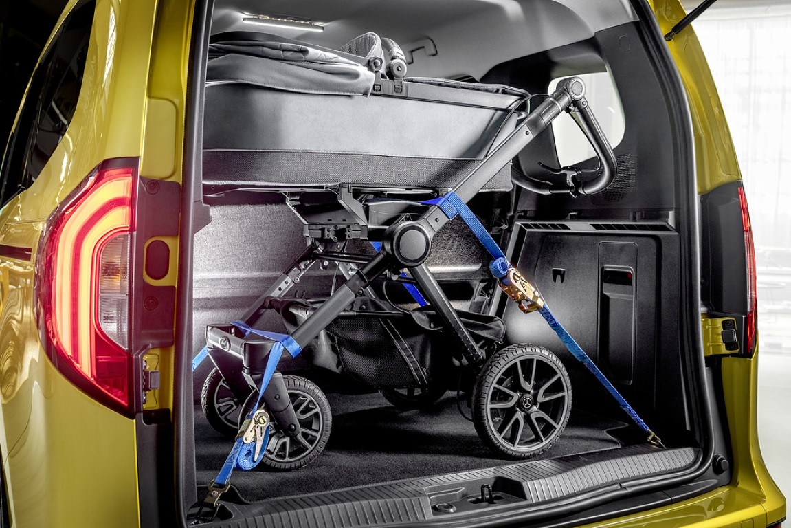 Die neue Mercedes-Benz T-Klasse – Interieur, limonitgelb metallic The new Mercedes-Benz T-Class – Interior, limonite yellow metallic