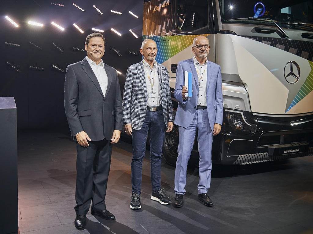 Gewinner Kategorie Partnerschaft: Friedrich Boysen GmbH & Co. KG. Ausgezeichnet für hervorragende Zusammenarbeit bei der Entwicklung der neuen heavy-duty EU6 Abgasnachbehandlungsbox. V.l.n.r.: Marcus Schoenenberg (CPO, Daimler Truck AG), Matthias Keck (Senior Manager, Boysen), Rolf Geisel (CEO, Boysen). Winner Category Partnership: Friedrich Boysen GmbH & Co. KG. Awarded for its outstanding cooperation in the development of the new heavy-duty EU6 exhaust aftertreatment box. F.l.t.r.: Marcus Schoenenberg (CPO, Daimler Truck AG), Matthias Keck (Senior Manager, Boysen), Rolf Geisel (CEO, Boysen).