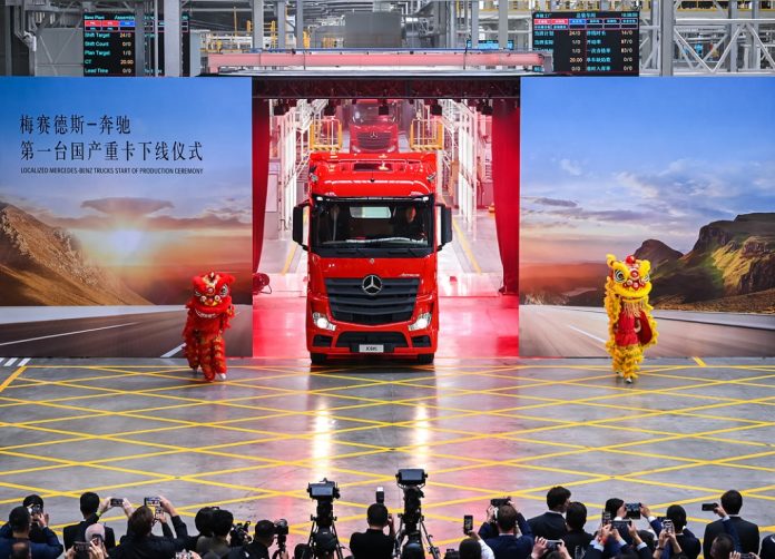 Daimler Truck erreicht wichtigen Meilenstein in China mit dem Start der lokalen Produktion von Mercedes-Benz Lkw für den chinesischen MarktDaimler Truck reaches major milestone in China by starting local production of Mercedes-Benz trucks for Chinese ma