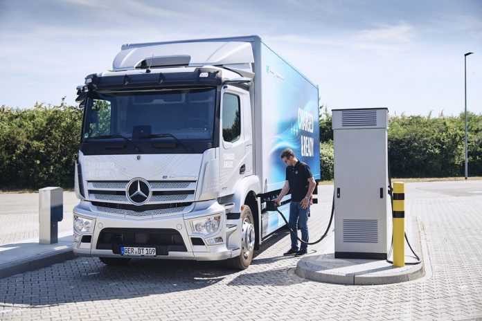 Mercedes-Benz Trucks treibt Elektrifizierung weiter voran – eActros LongHaul geht 2022 auf die StraßeMercedes-Benz Trucks continues to drive electrification forward - eActros LongHaul to hit the road in 2022